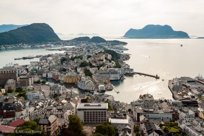 Vue panoramique sur Ålesund, avec Runde tout au fond