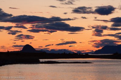 Lever de soleil (à 2h du matin) sur le Torghatten (à gauche) et les Syv Søstre (au centre)