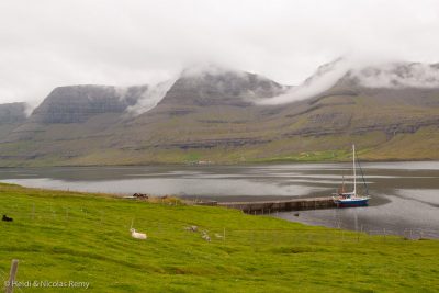 Fleur de Sel amarrée sous les montagnes de Hvannasund
