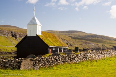 La petite église de Sandur, sur l'île de Sandoy, est typique de l'architecture féroïenne, avec son toît en herbe