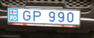 Une plaque d'immatriculation, avec drapeau féroïen