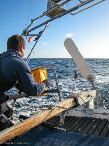 C’est notre régulateur d’allure qui barre pendant que nous passons le Fastnet