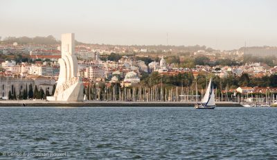 leur de Sel passe le Monument des Découvertes. Merci à Cerise et Jonathan pour la photo !