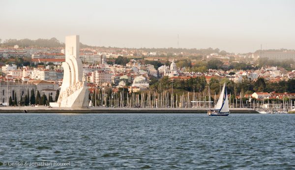 Fleur de Sel passe le Monument des Découvertes. Merci à Cerise et Jonathan pour la photo !