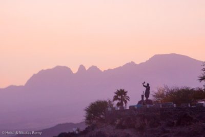 On aime bien le coucher de soleil à Porto Novo : parce que c'est beau, et parce que le vent se calme... normalement !