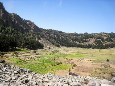 Le départ de la randonnée vers la Ribeira de Paúl se fait à Cova, ancien cratère de volcan dont pas une parcelle n'est perdue pour la cultivation