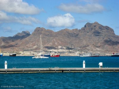 Flying Kefi appareille pour les Açores, et passe entre les cargos russes et chinois qui peuplent la superbe baie de Mindelo