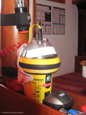 La balise de détresse est accessible immédiatement, sur la dérive, non loin de la descente.