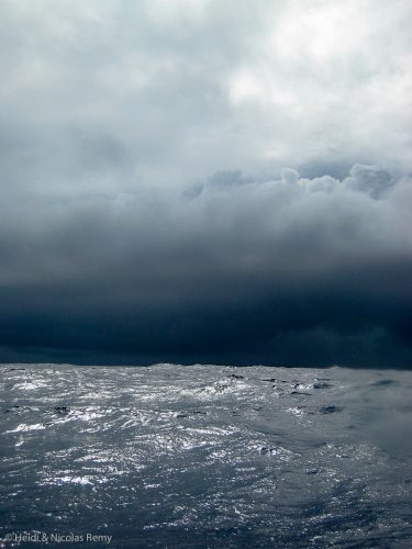 Un grain : l'impression que quelque chose se prépare dans notre dos...