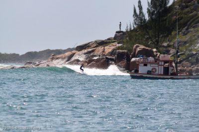 Vous en connaissez des mouillages abrités où il y a assez de vagues pour surfer ? Cherchez l’erreur…