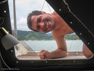 On joue à cache-cache en reposant le hublot de la chambre...