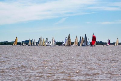 Impossible de rivaliser avec tous des voiliers taillés pour la régate, surgis du petit port de Riachuelo pour filer sur Buenos Aires