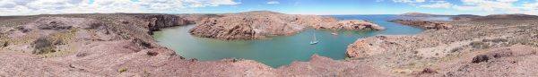 Vue prise de la rive ouest de la Caleta Horno (Argentine)