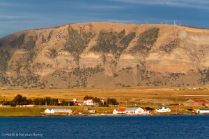 Un petit air de Jura et de Lac Léman, en plus aride : ce sont les pré-Andes, à Puerto Natales, sur le versant argentin du Chili