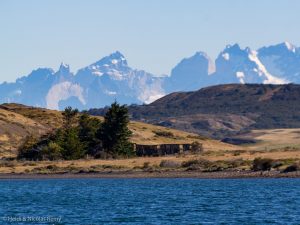 Le massif du Paine comme arrière-plan à l'entrée de l'Estéro Eberhardt, un bon condensé de la semaine que nous avons passé en Ultima Esperanza
