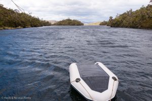 Difficile de prendre le vent en photo. La meilleure illustration de la force des rafales est peut-être l'annexe, retournée comme une vulgaire crêpe...