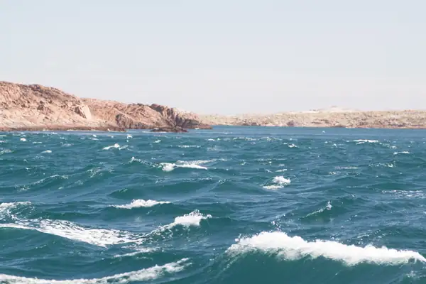 Mer courte et blanchie de brisants dans le Canal Leones (Argentine), alors que le vent s'oppose au courant.