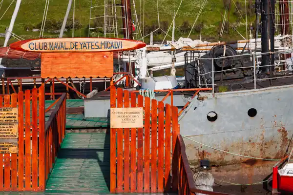 Ponton d'entrée à bord de l'ancien cargo Micalvi, transformé désormais en yacht-club le plus austral de la planète, celui de Puerto Williams (Chili) : le Club Naval de Yates Micalvi.