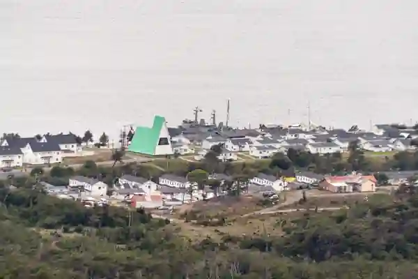 Vue sur le village et la base navale chilienne de Puerto Williams, prise depuis le Cerro Banderas, sur l'île de Navarino, non loin du Cap Horn. Dans l'arrière-plan, le Canal Beagle.