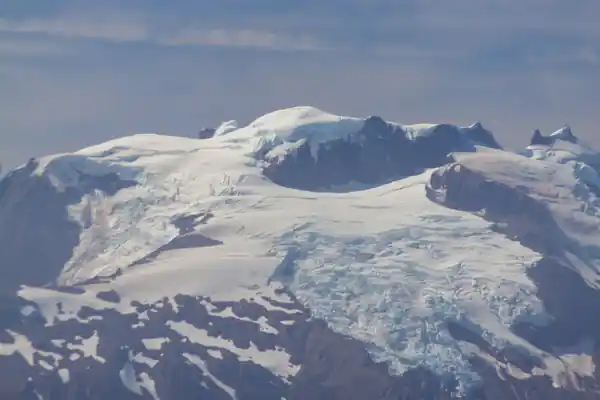 Majestueux sommet enneigé dans les Andes, avec des glaciers qui descendent des sommets.