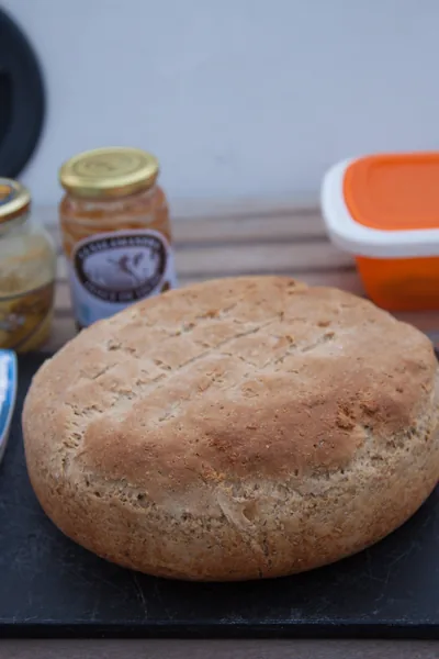 Une grosse miche de pain maison, cuit à bord d'un bateau.
