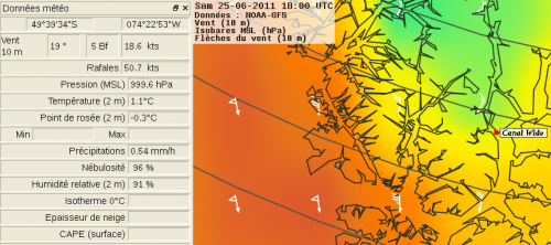 Dans le Canal Wide, on pourra s'attendre à une cinquantaine de nœuds (vitesse indiquée des rafales), plutôt qu'aux 19 nœuds de vent moyen prévus par le modèle. C'est d'ailleurs plus cohérent avec les isobares qui conservent le même écartement qu'à l'extérieur où le vent est donné à 50 nœuds également (barbule triangulaire).