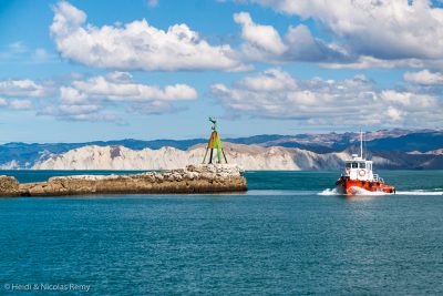 Le soleil est revenu sur Poverty Bay, alors que Fleur de Sel sort du port de Gisborne
