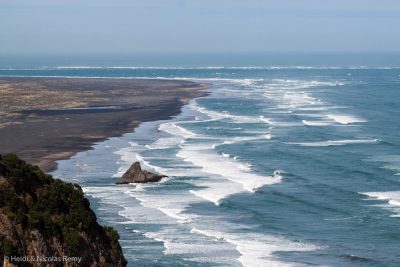 Côté Mer de Tasman, l’entrée du Manukau Harbour au loin semble impressionnante ! Merci Tomtom de nous y avoir emmenés !