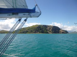 Fleur de Sel passe entre la Presqu'Ile d'Uitoé et les îles