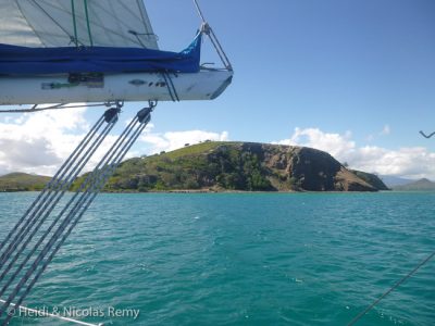 Fleur de Sel passe entre la Presqu'Ile d'Uitoé et les îles