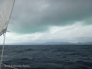 Des nuages verts ! C'est le lagon turquoise qui se reflète dedans et qui leur donne cette couleur très inhabituelle...'est le lagon turquoise (invisible depuis le large) qui se reflète dedans et qui leur donne cette couleur très inhabituelle... Des nuages verts ! C'est le lagon turquoise (invisible depuis le large) qui se reflète dedans et qui leur donne cette couleur très inhabituelle...