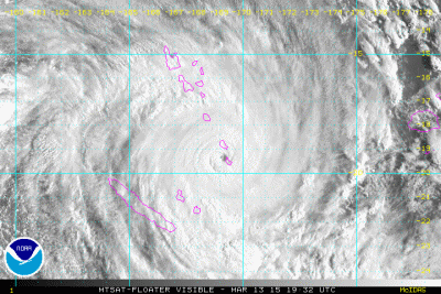 Pam au moment où elle frappe de plein fouet l'île de Tanna