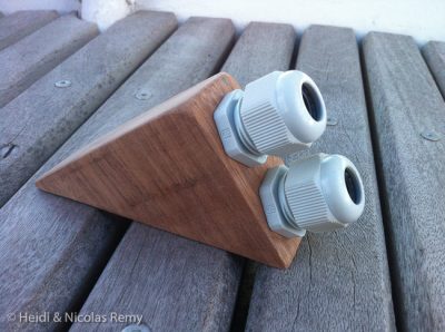 Le passe-câble fait maison pour faire un angle le plus doux possible...