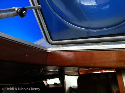 Le nouveau cadre de panneau de pont, fraîchement vernis et posé au niveau de la bulle