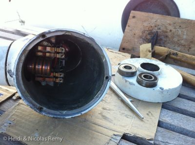 L'éolienne enfin ouverte, avec les roulements extraits de la façade à droite