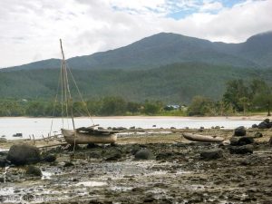 Une belle pirogue posée à marée basse devant Anelcauhat