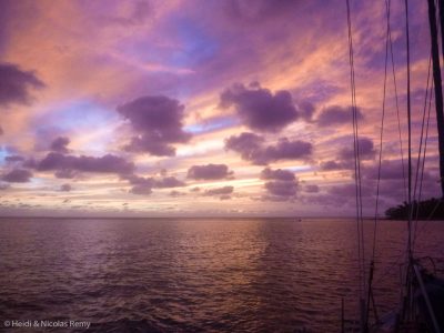 Joli lever de soleil, mais en dépit des apparences au large le vent souffle à plus de vingt noeuds et de légères ondes entrent dans le lagon et viennent balancer le bateau toutes les 6-8 secondes...