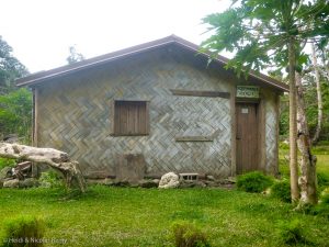 Le dispensaire d'Anawamet, tout en bois et tressage de pandanus