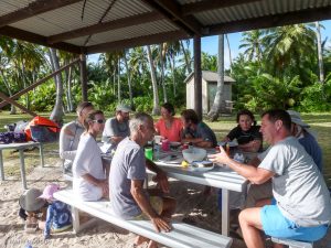 Barbecue géant sur Direction Island. Merci les Ralphy pour les délicieux poissons !