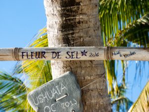 Pendant notre séjour, Heidi grave et colore à notre nom un morceau de bambou pour laisser une trace de notre passage comme tous les autres bateaux.