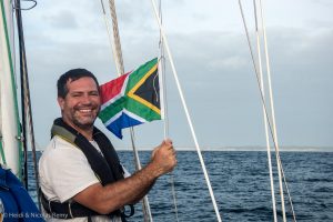 Le matin de l'arrivée, la côte est en vue, et l'on hisse le pavillon de courtoisie sud-africain. Ca y est, on est sur le point d'arriver !