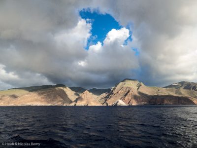 Adieu à Sainte-Hélène, son pourtour minéral cachant bien l'intérieur verdoyant
