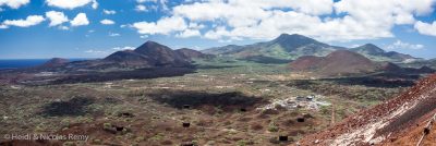Vue vers l'intérieur de l'île, avec Green Mountain dans le fond.