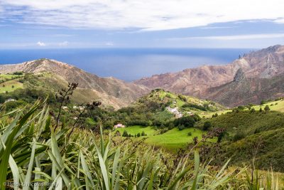 Magnifique dégagement vers le sud, des crêtes vers Sandy Bay en contrebas