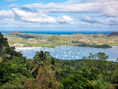 On distingue encore un petit peu d'eau entre les bateaux au Marin