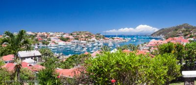 Panorama sur Gustavia la belle, décidément antillaise, avec cependant une touche française et une larme suédoise