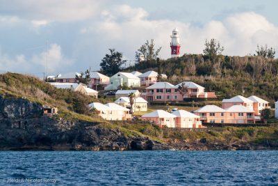 Le phare de St-David's, entouré de maisons au toit blanc, nous accueille à l'arrivée's, entouré de maisons au toit blanc, nous accueille à l'arrivée Le phare de St-David's, entouré de maisons au toit blanc, nous accueille à l'arrivée