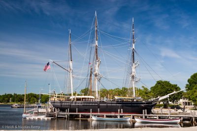A gauche de l'imposant trois-mâts Charles W. Morgan, on distingue Fleur de Sel à l'arrière-plan.