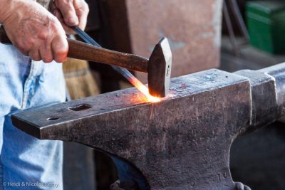 Démonstration de ferronnerie à Mystic Seaport