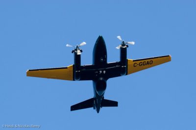 La garde côtière canadienne nous survole de près...